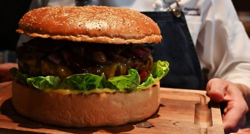 Qué ingredientes tiene la exclusiva hamburguesa japonesa que se vende por 900 dólares