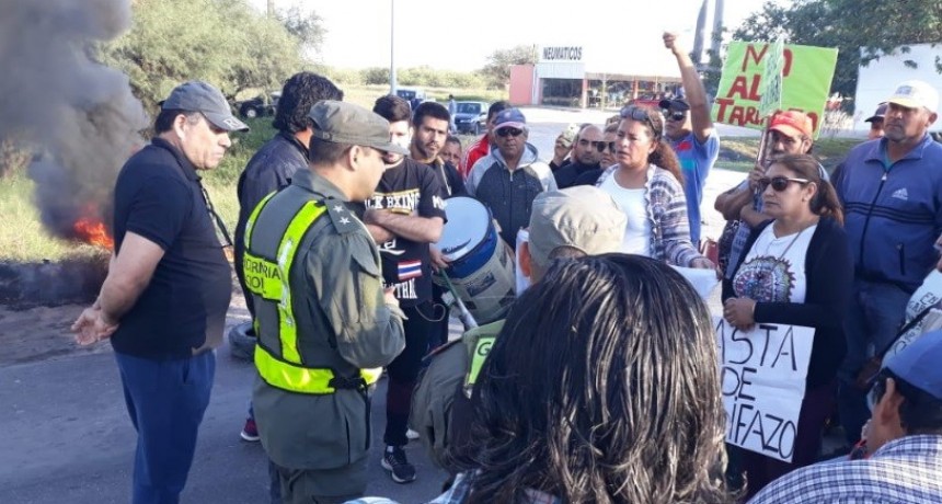 Corte ruta 157 : vecinos auto convocados  de RECREO continúan manifestándose  por la suba de tarifas