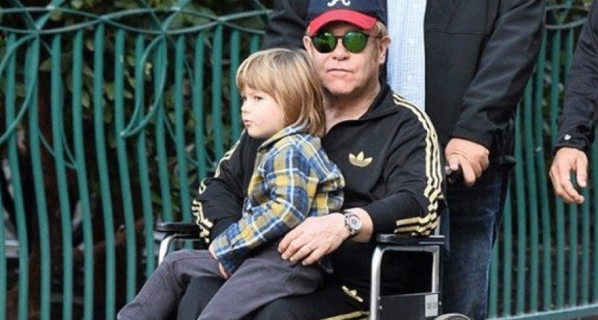 Elton John dio una triste noticia: está en silla de ruedas