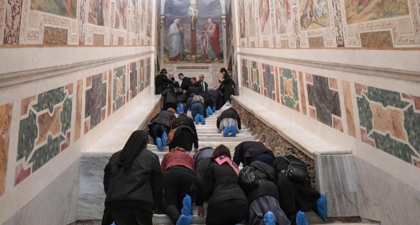 El Vaticano exhibe la escalera santa que subió Jesús el día de su sentencia de muerte