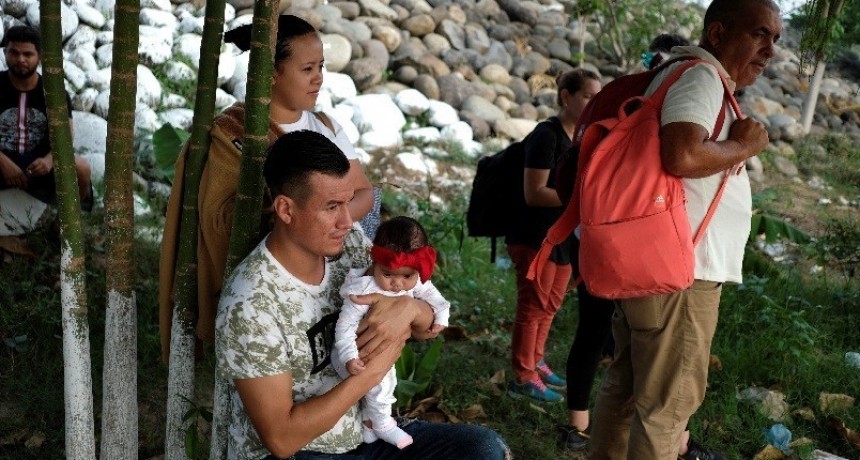 FOTOS, VIDEO: Una nueva caravana de migrantes llega a la frontera con México desde Guatemala