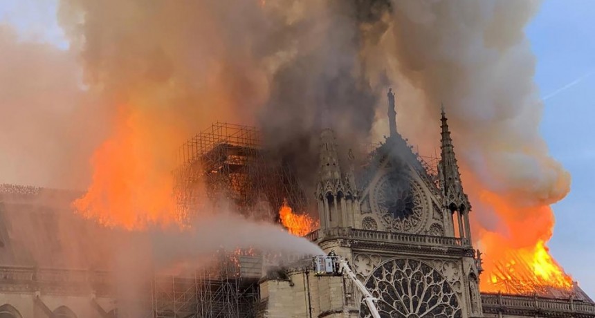 Arde Notre Dame: se incendia la catedral en París