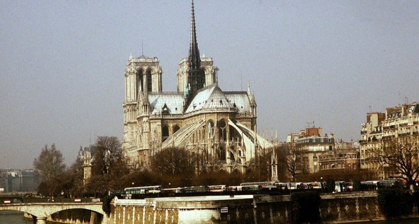 Decapitaciones, demonios y planos cambiantes: Ocho siglos de secretos entre los muros de Notre Dame