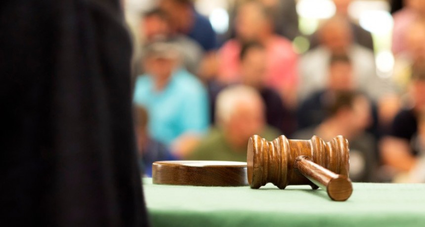 Un hombre pide una indemnización de 86.000 dólares a sus padres por destruir su colección de porno