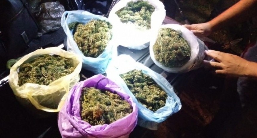 Secuestran una camioneta que trasladaba droga