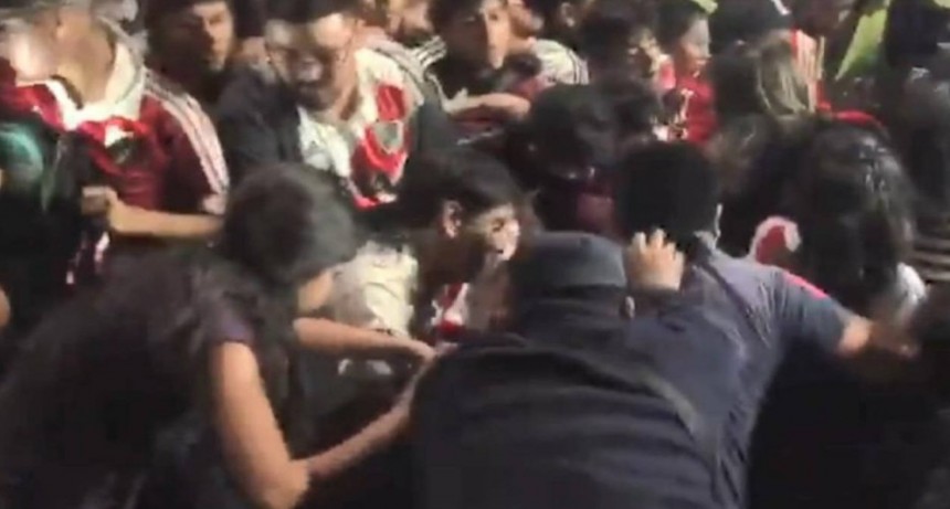 Desbordes y varios heridos en la llegada de River a Salta