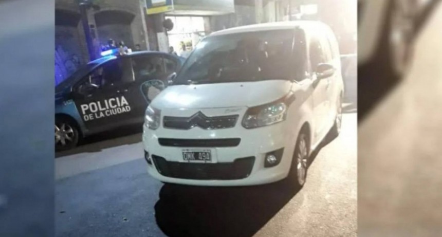 Robaron un auto y se llevaron colgando a una nena de 5 años