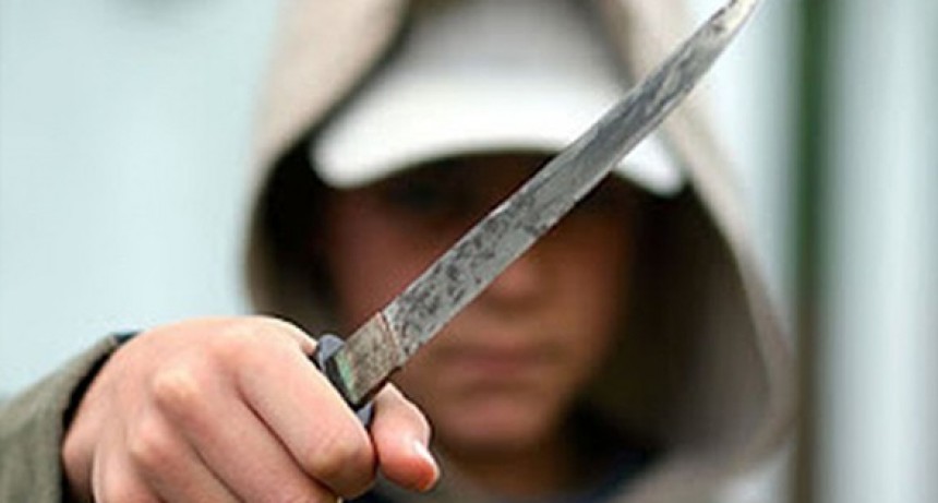 Intentó apuñalar a los policías