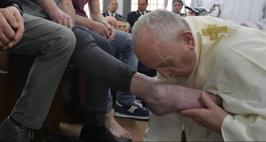 El Papa lavó y besó los pies de 12 presos en Roma