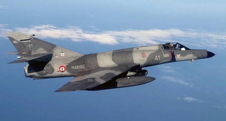 Llegan los cinco aviones de guerra que Argentina le compró a Francia