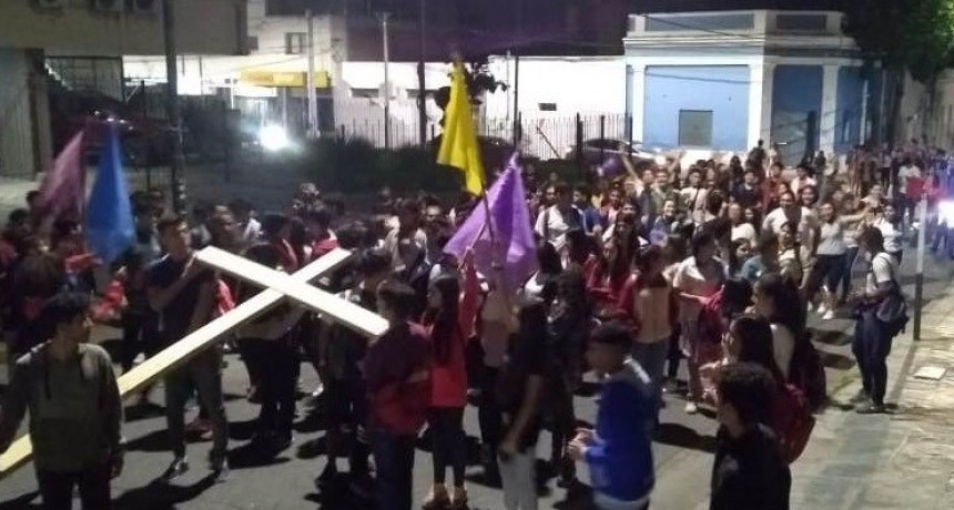 Más de 200 jóvenes en la Vigilia Pascual que terminó en el Calvario