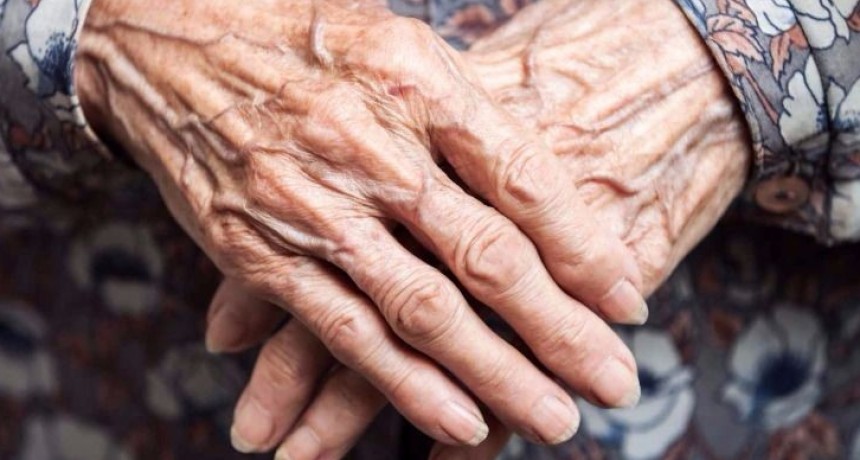 Brutal golpiza a una abuela para robarle