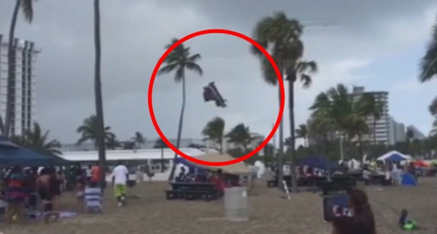 Un tornado voló dos castillos inflables y mató a dos niños