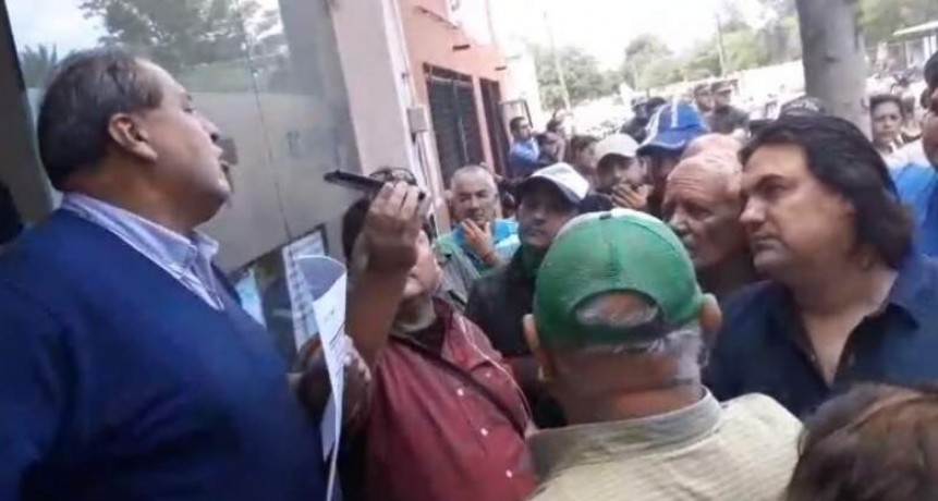 RECREO: Vecinos impiden trabajar a empleados de EC SAPEM 