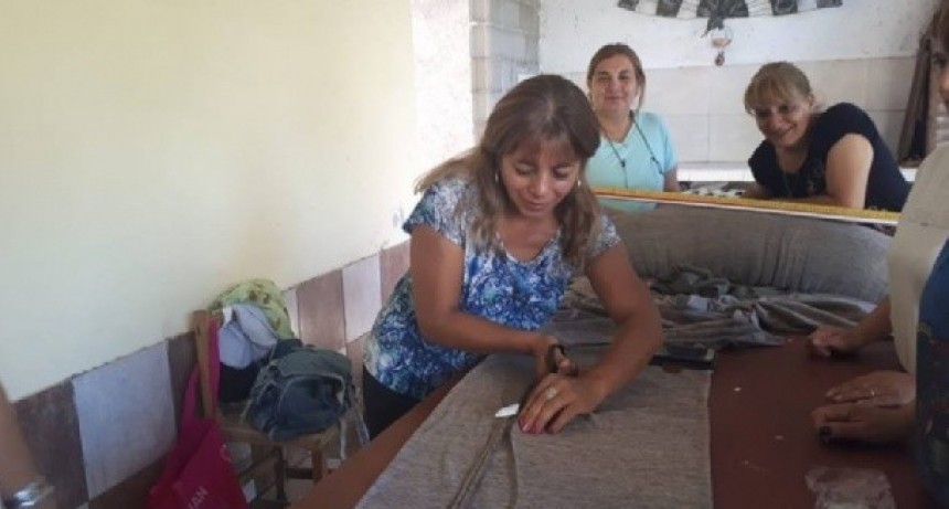 Ex trabajadoras de una fábrica se unen para un emprendimiento textil