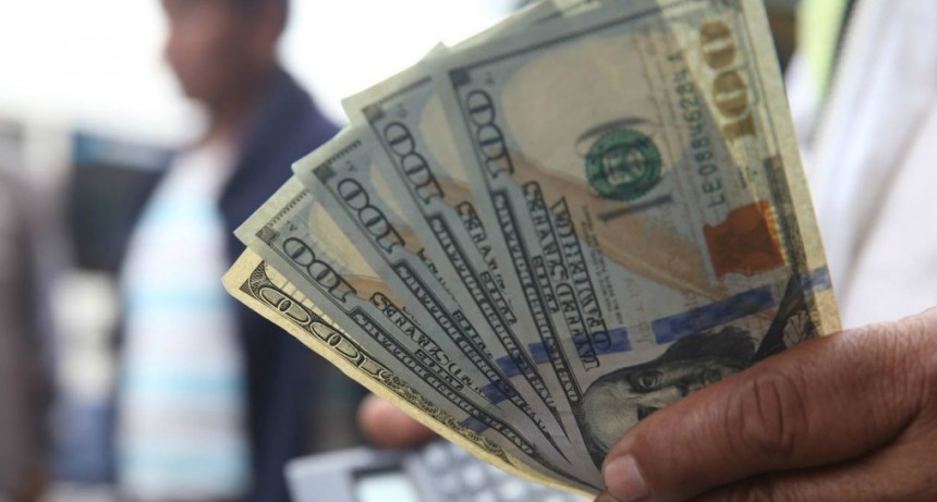 Dólar a $ 44,90 y riesgo país récord en la gestión de Macri