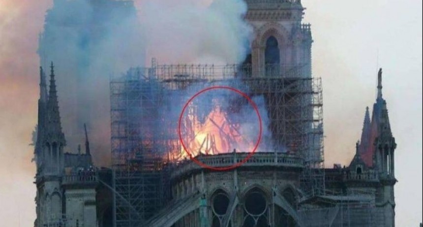 Aseguran haber visto a Jes&uacute;s entre las llamas en la Catedral de Notre Dame