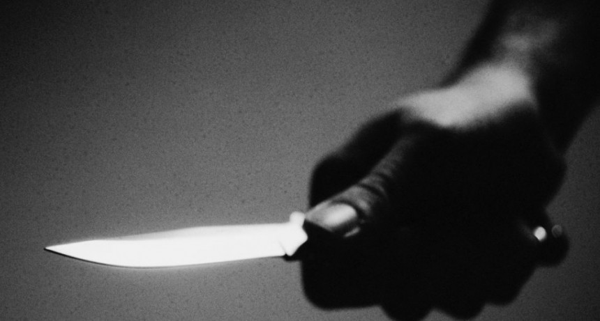 Intentaron apuñalar a una adolescente a metros de la Jefatura de Policía
