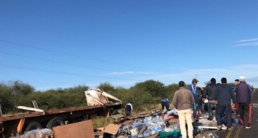 Volcó un camión con gaseosas en la ruta 20