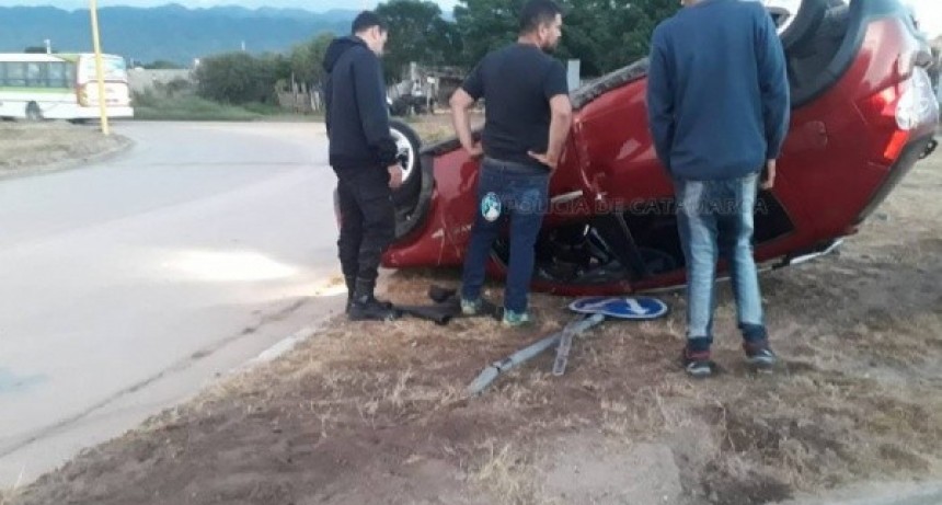  Norte de la ciudad: Chocó contra un cartel y volcó