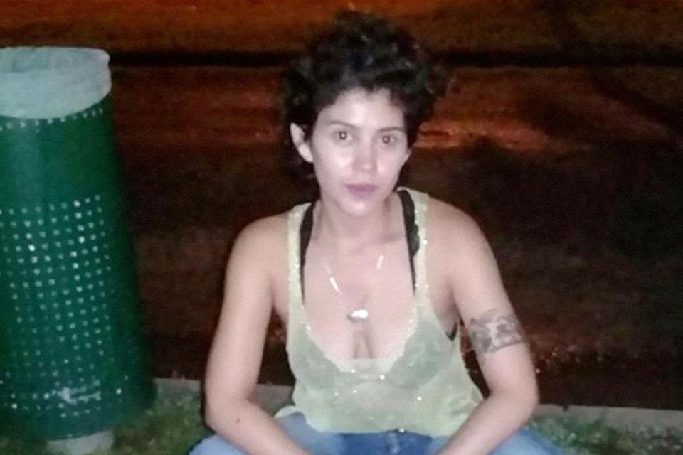 La ahorcó, la dejó desnuda colgando de un alambrado, y se fue a su casa