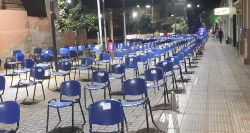 Operativo Jubilados : La Municipalidad de la Capital distribuyo sillas frente a los bancos