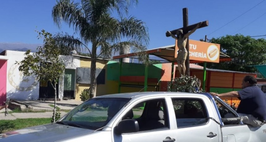 Con la misa en el Camarín y el paso del Cristo Crucificado por barrios de Capital, inició la Semana Santa