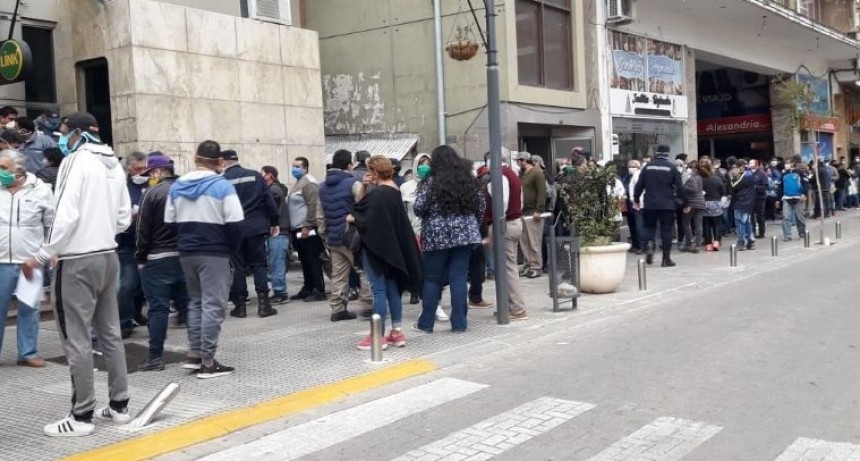  A pesar de la cuarentena : Largas colas para ingresar a bancos del centro de la capital
