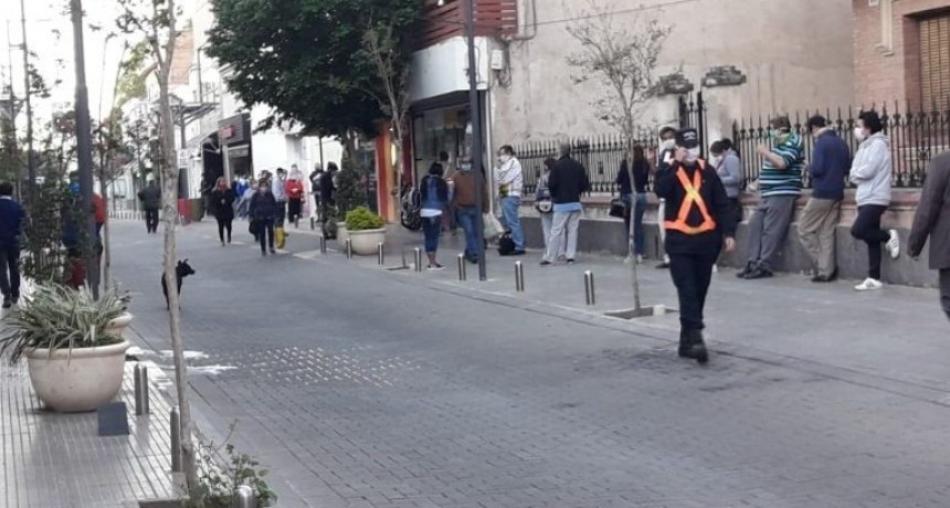 MICROCENTRO: Luego de la aglomeración de ayer, menos movimiento de gente en bancos y locales comerciales
