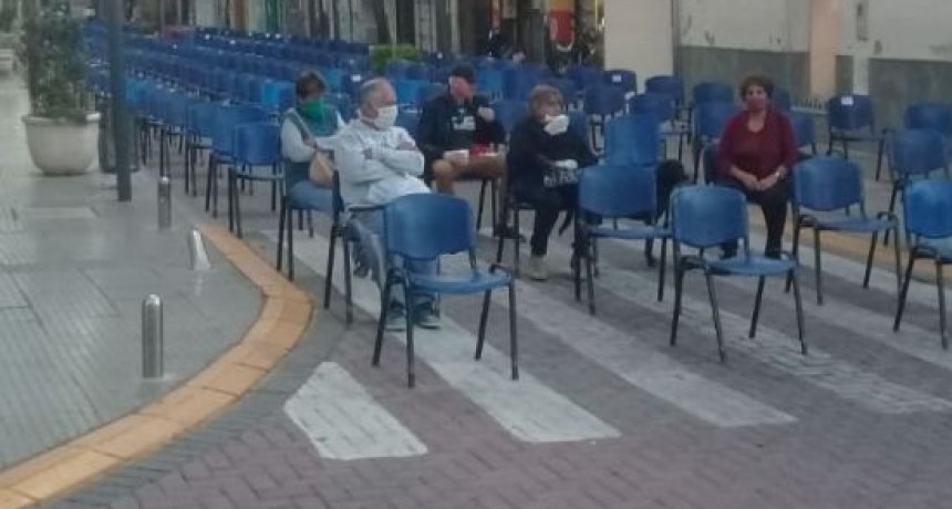 Hoy cobran jubilados y pensionados terminación 3 de haberes que no superen los $17.859