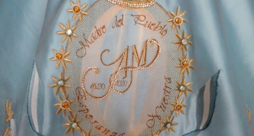 La Virgen ya luce el nuevo manto con un detalle por la pandemia