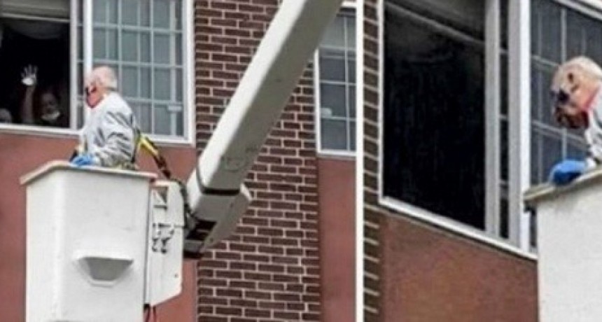 Video | El increíble gesto romántico de un anciano para poder ver a su esposa en cuarentena