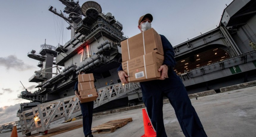  Más de 800 tripulantes del portaviones USS Theodore Roosevelt dan positivo por covid-19 