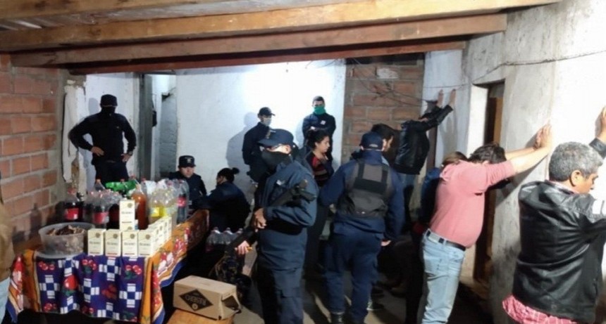 Detuvieron a un intendente por violar la cuarentena para comer un asado criollo