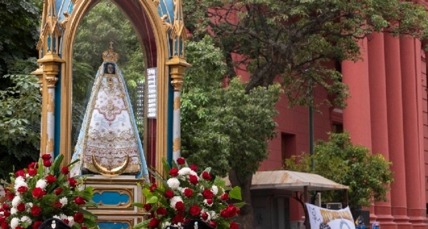 Una multitud  expresó su devoción por las redes sociales