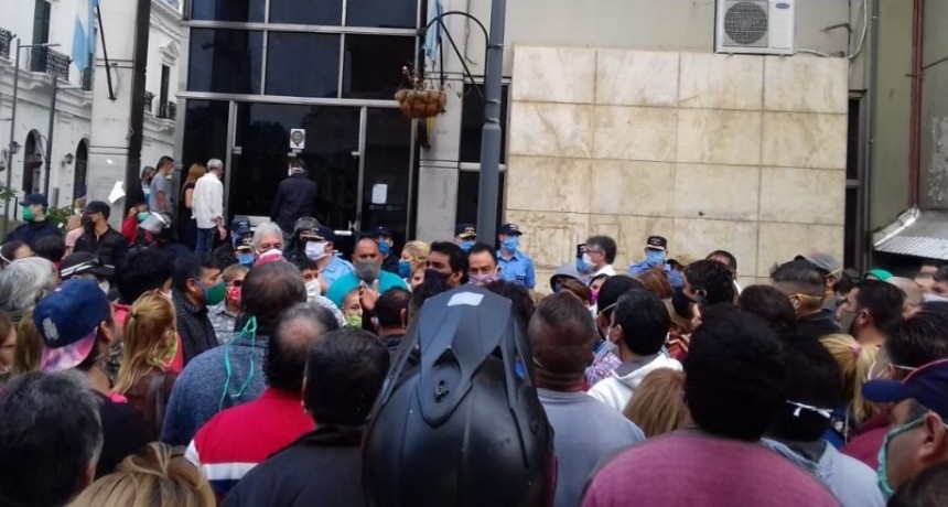 Empleados estatales reclamaron por el stop debit