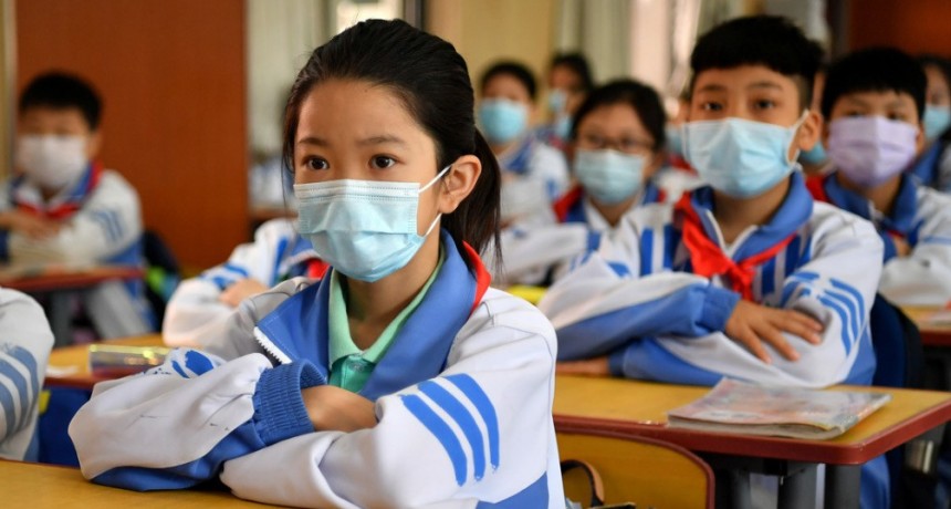  VIDEO: Alumnos chinos regresan a clases luciendo sombreros de un metro de ancho para mantener la distancia social 