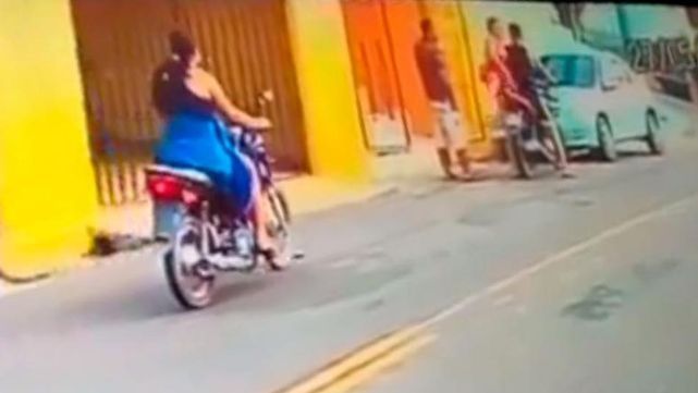 Descubri&oacute; un amor&iacute;o de su esposo polic&iacute;a, le rob&oacute; el arma y le vol&oacute; la cabeza