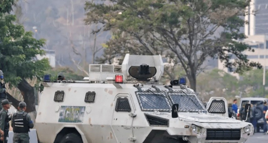Escalofriante video de tanque arrollando manifestantes en Caracas