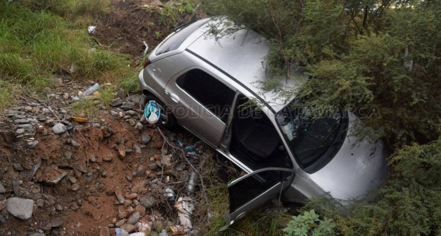 Un auto cayó por un barranco en la avenida México