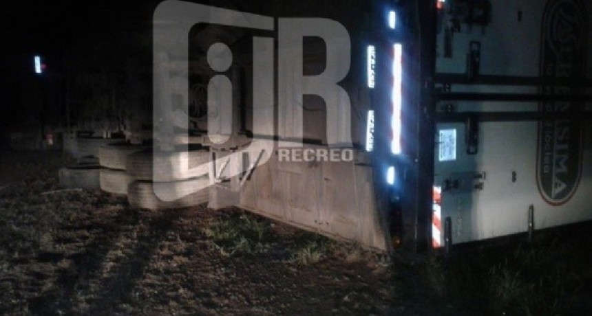 Volcó un camión repartidor de lácteos en la ruta 157