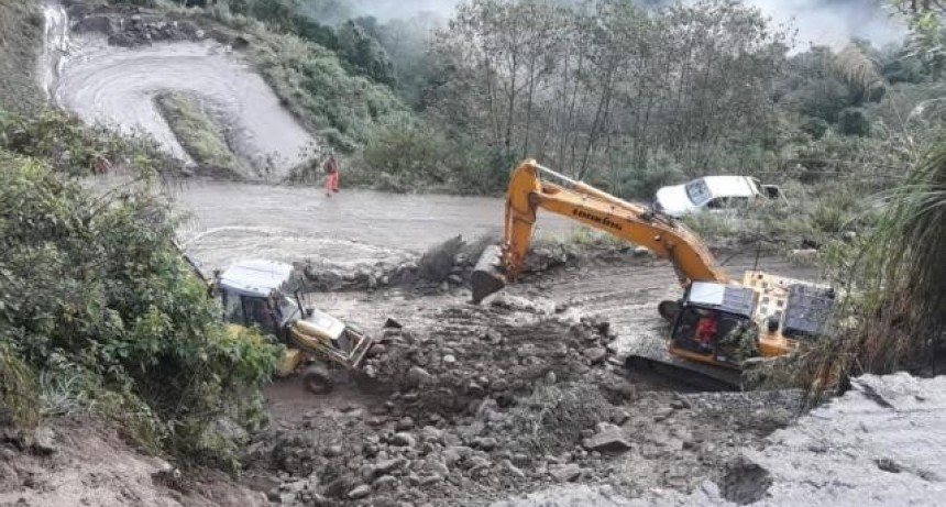 Por derrumbes, restringen el tránsito en la ruta nacional N°65