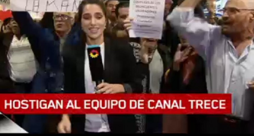 Militantes k le hicieron pasar un mal momento a una periodista de TN