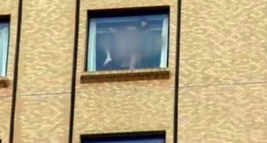 Denunciaron a una mujer por tener sexo como una actriz porno frente a los vecinos
