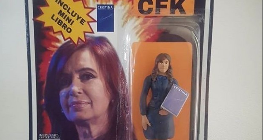 Lanzan una muñeca de Cristina Kirchner con libro incluido