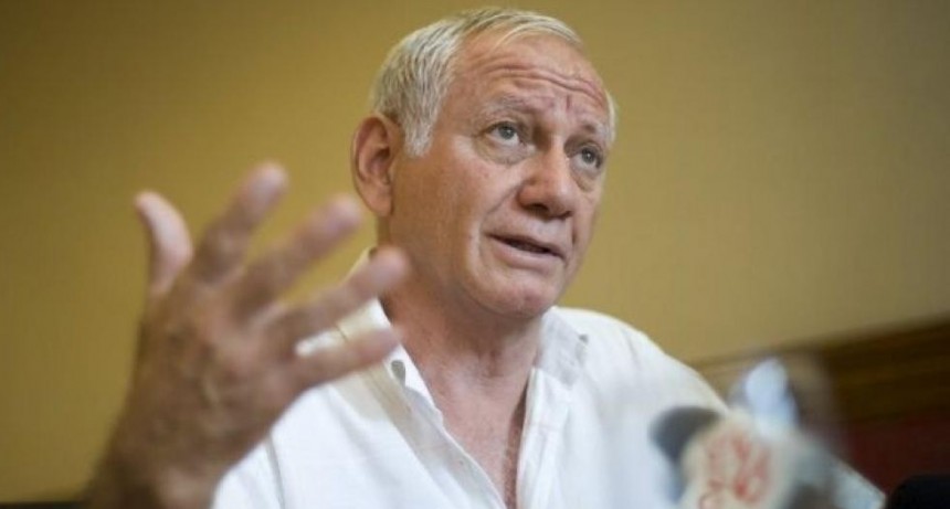 Roban y queman  un banner  con la foto del intendente de Valle Viejo