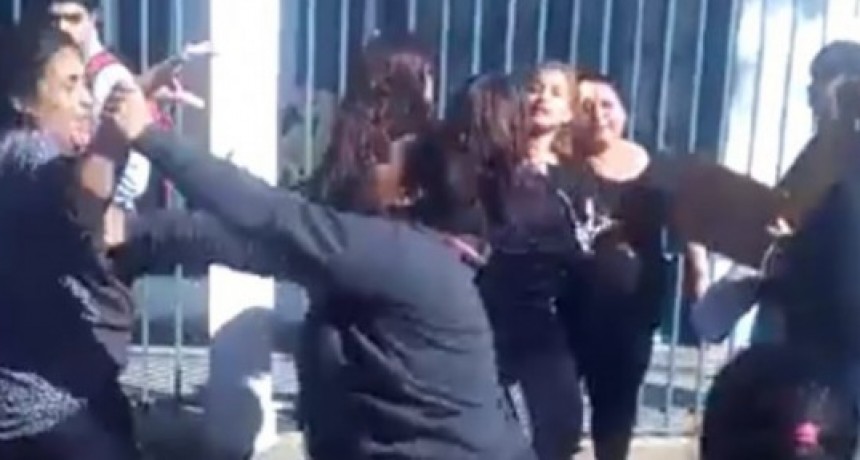 Chicas se pelearon en la puerta del colegio, las madres se metieron y terminaron todas DETENIDAS 