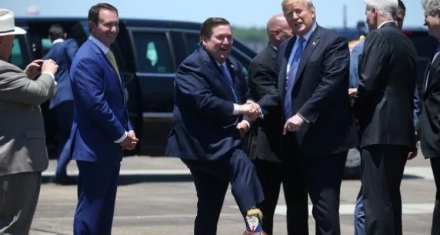 Gobernador chupamedias recibió a Trump con calcetines de la cara del presidente