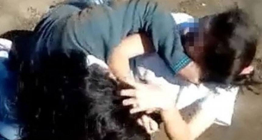 La policía resguardó a dos niñas que se agredían en plena Avenida