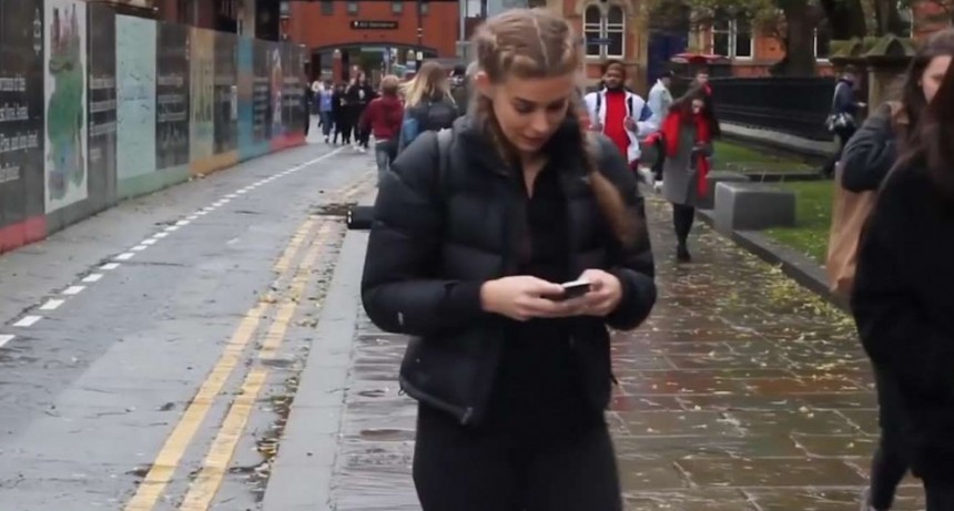 CHAU CELU?: proponen multar a quienes manden mensajes de texto mientras caminan